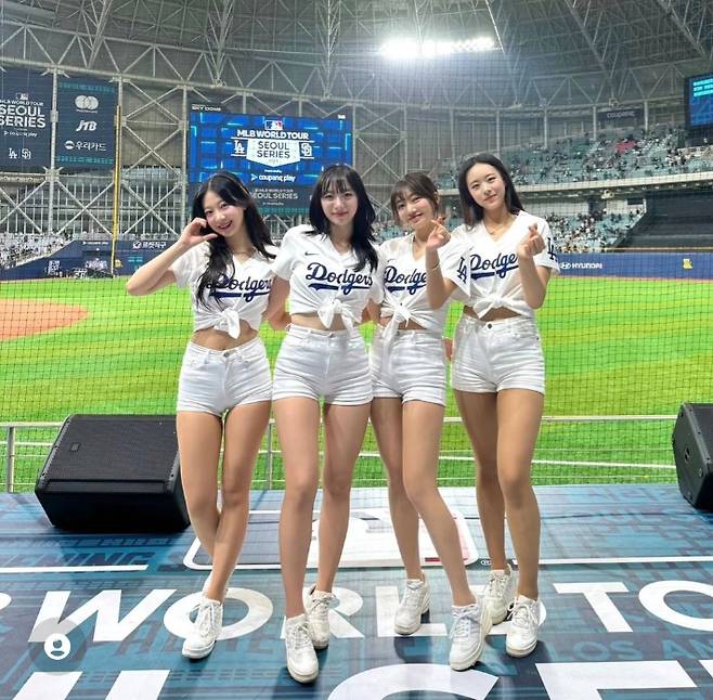 '2024 메이저리그(MLB) 서울시리즈'에서  다저스 팀 응원에 나선 치어리더 팀. 워아워어스 치어리더팀 SNS 캡처