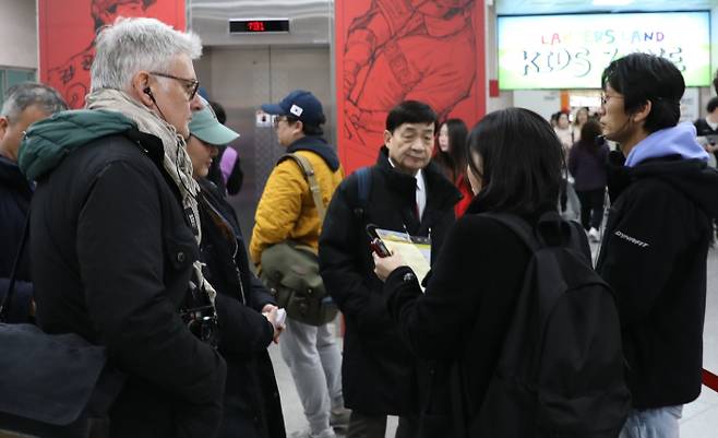 지난 26일 인천 미추홀구 인천SSG랜더스필드에서 열린 한화이글스와 SSG랜더스와의 프로야구 경기를 관람한 외신 기자들이 경기장 시설을 둘러보고 있다. 문화체육관광부