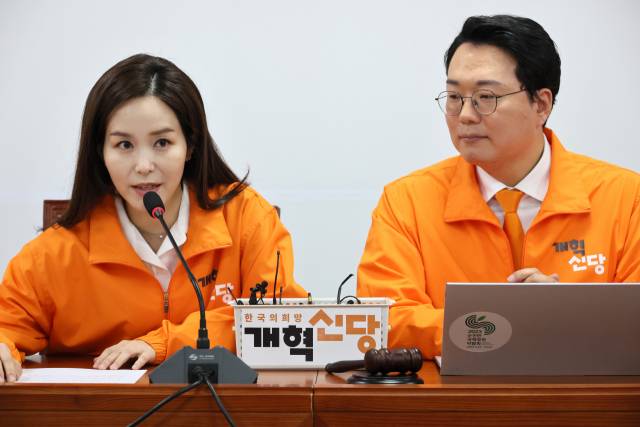 ▲개혁신당 이주영(왼쪽)·천하람 공동총괄선대위원장이 25일 국회에서 중앙선대위 슬로건 발표 기자회견을 하고 있다. 개혁신당 선대위의 슬로건은 "우리의 내일이 두렵지 않도록, 당당하게 맞서겠습니다" 이다. ⓒ연합뉴스