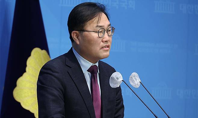 홍석준 국민의힘 중앙선거대책위원회 종합상황실 부실장이 26일 서울 여의도 국회 소통관에서 '이재명 더불어민주당 대표의 막말 퍼레이드' 관련 입장 발표를 하고 있다. 뉴시스