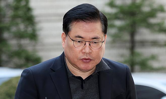 유동규 전 성남도시개발공사 본부장이 지난 22일 서울 서초구 중앙지방법원에서 열린 '대장동 개발 배임 사건' 특정범죄가중처벌등에관한법률위반(뇌물) 등 혐의 공판에 출석하기 전 취재진의 질문에 답하고 있다. 뉴시스