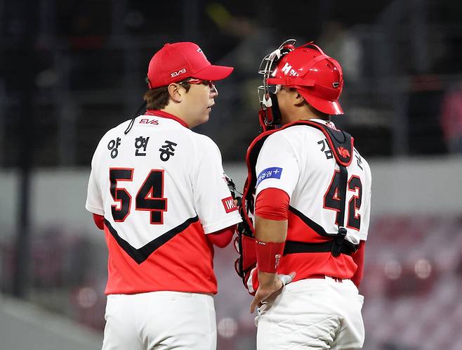 KIA 양현종이 26일 광주 롯데전에서 5회초 1사 1루에서 마운드로 올라온 포수 김태군과 이야기 나누고 있다. 연합뉴스