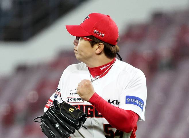 KIA 양현종이 26일 광주 롯데전에서 5회 2사 1·3루를 내야 땅볼로 끝낸 뒤 만족하며 마운드를 내려가고 있다. 연합뉴스