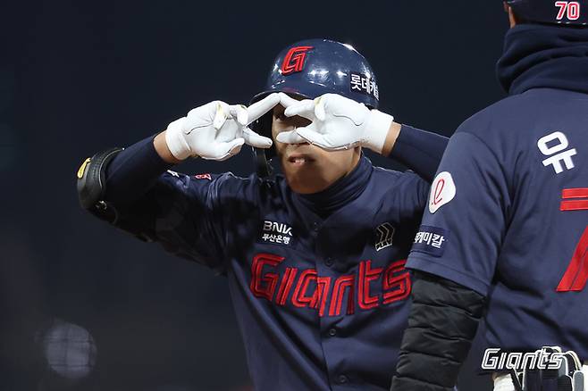 롯데 황성빈이 26일 KIA전에서 5회초 안타로 출루한 뒤 세리머니 하고 있다. 롯데 자이언츠 제공