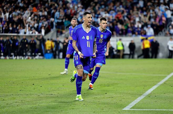 아르헨티나 디 마리아가 27일 코스타리카와의 평가전에서 프리킥 동점골을 넣고 세리머니하고 있다. 게티이미지코리아