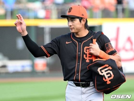 샌프란시스코 자이언츠 이정후가 시범경기를 앞두고 경기장에 들어서고 있다.