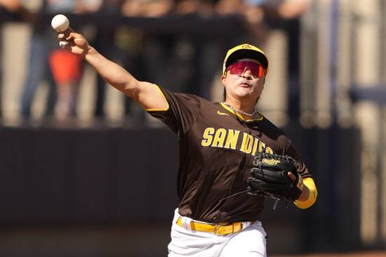 미국 메이저리그 샌디에이고 파드리스의 김하성. 27일 미국 캘리포니아주 샌디에이고의 펫코파크에서 열린 2024 메이저리그 시범경기 시애틀 매리너스와 홈 경기에서 5번타자 겸 유격수 선발출전, 2타수 1안타 1타점을 기록했다. 사진 AP 연합뉴스