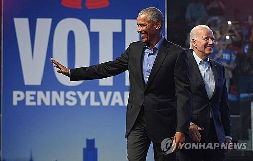 2022년 11월 미국 민주당 상원의원 선거 유세 지원에 나선 버락 오바마 전 미국 대통령(왼쪽)과 조 바이든 대통령(오른쪽) [AFP 연합뉴스 자료사진. 재판매 및 DB 금지]