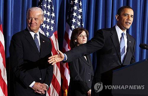 2010년 역점 법안인 '오바마 케어' 통과 직후 버락 오바마 전 미국 대통령(오른쪽)과 당시 조 바이든 부통령 대통령. [로이터 연합뉴스 자료사진. 재판매 및 DB 금지]