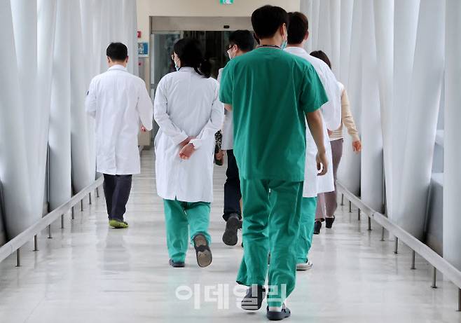 [이데일리 방인권 기자] 정부의 의대 정원 배분에 반발한 전국 의대 교수들이 집단 사직서 제출을 예고한 25일 서울 시내 대학 병원에서 의료진이 발걸음을 옮기고 있다.