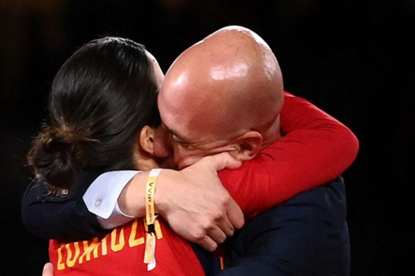 에르모소에게 키스하던 스페인축구협회 전 회장 루비알레스(사진=AFP연합뉴스)
