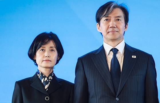 지난 7일 조국혁신당 인재 영입식에서 기념촬영을 하고 있는 박은정 후보(왼쪽)와 조국 대표. 〈사진=조국혁신당 제공〉