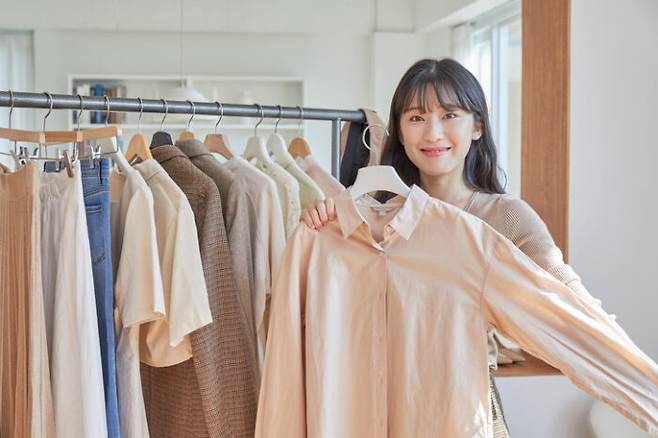 새로 산 옷은 한 번도 입지 않았다는 이유로 깨끗해 보이지만 구입 후 빨지 않고 그대로 입으면 피부 건강을 해칠 수 있다. [사진=게티이미지뱅크]