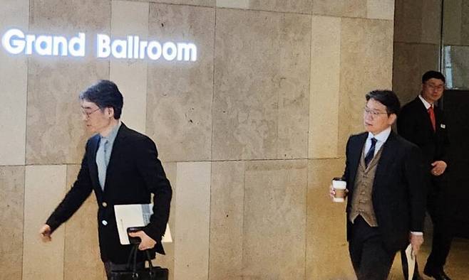 28일 임종윤(왼쪽), 임종훈 전 사장이 한미사이언스 주주총회장에 들어서고 있다. 사진=천옥현 기자