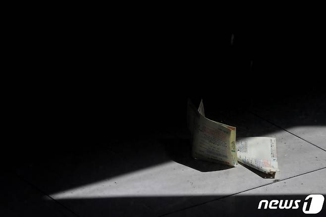 서울 중구 명동거리에서 폐업한 상가 내부에 전기요금 고지서가 떨어져 있다.2020.9.10/뉴스1 ⓒ News1 이성철 기자