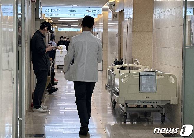 서울 시내 대학병원에서 의료진이 이동하고 있다. 2024.3.26/뉴스1 ⓒ News1 안은나 기자
