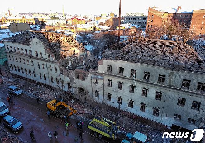 17일 (현지시간) 우크라이나 하르키우에서 러시아 군의 미사일 포격을 받아 폐허가 된 주거 건물이 보이고 있다. 2024.1.18 ⓒ 로이터=뉴스1 ⓒ News1 우동명 기자
