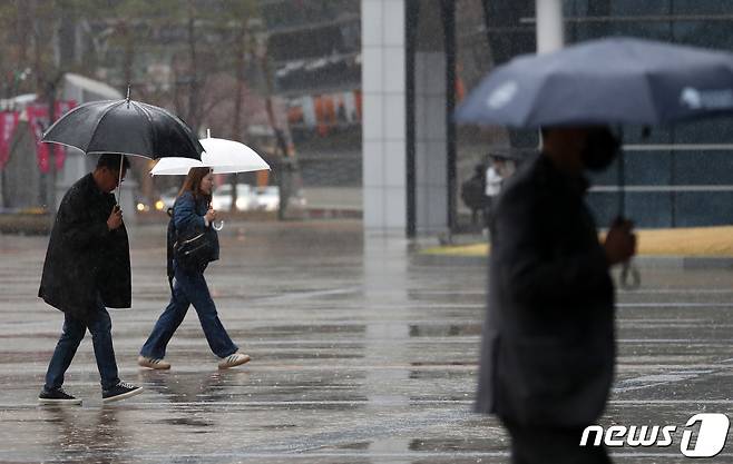 봄비가 내리는 28일 오후 부산 해운대구 벡스코 광장에서 우산을 쓴 시민이 발걸음을 옮기고 있다. 2024.3.28/뉴스1 ⓒ News1 DB