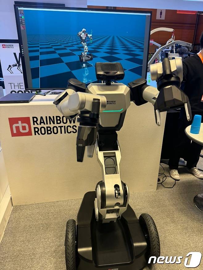 레인보우로보틱스가 최초로 공개한 이동형 양팔로봇.  2024.3.28 / 뉴스1 ⓒ News1 강태우 기자