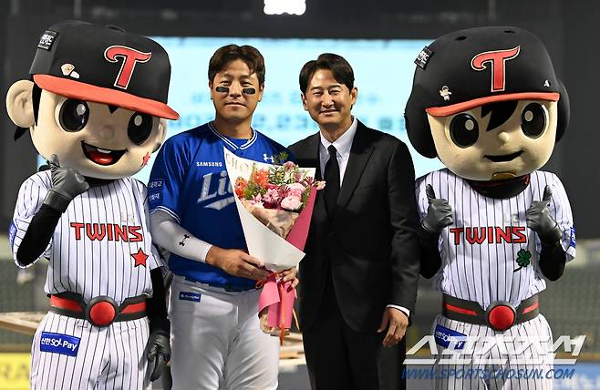 28일 잠실야구장에서 열린 삼성과 LG의 경기, 클리닝 타임때 진행된 삼성 강민호의 KBO리그 역대 최다 경기 출장 신기록인 2238번째 경기를 축하하는 행사가 진행됐다. 박용택의 축하를 받는 강민호의 모습. 잠실=허상욱 기자wook@sportschosun.com/2024.03.28/