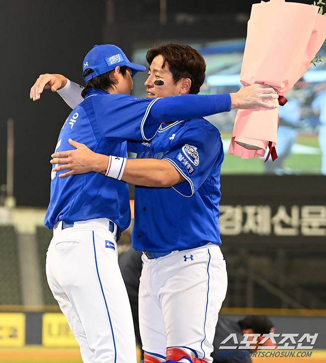 28일 잠실야구장에서 열린 삼성과 LG의 경기, 클리닝 타임때 진행된 삼성 강민호의 KBO리그 역대 최다 경기 출장 신기록인 2238번째 경기를 축하하는 행사가 진행됐다. 주장 구자욱의 축하를 받는 강민호의 모습. 잠실=허상욱 기자wook@sportschosun.com/2024.03.28/