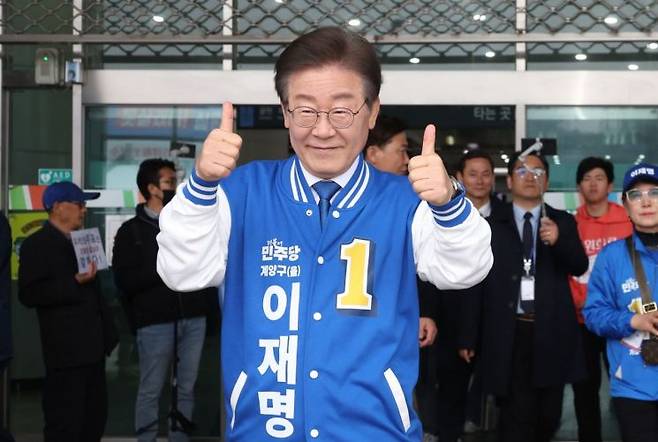 더불어민주당 이재명 대표가 28일 계양역에서 출근 인사를 마치고 나오고 있다. [사진출처=연합뉴스]