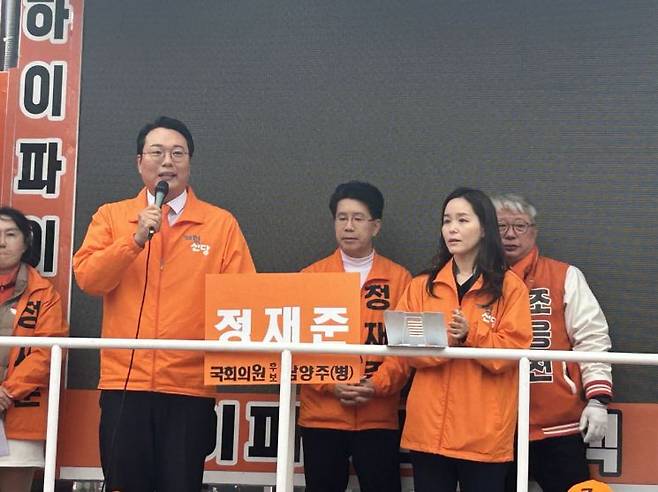 천하람·이주영 개혁신당 공동총괄선대위원장(맨 왼쪽·왼쪽에서 세 번째)이 28일 경기 남양주에서 선거 유세를 하고 있다. (사진=개혁신당 제공)
