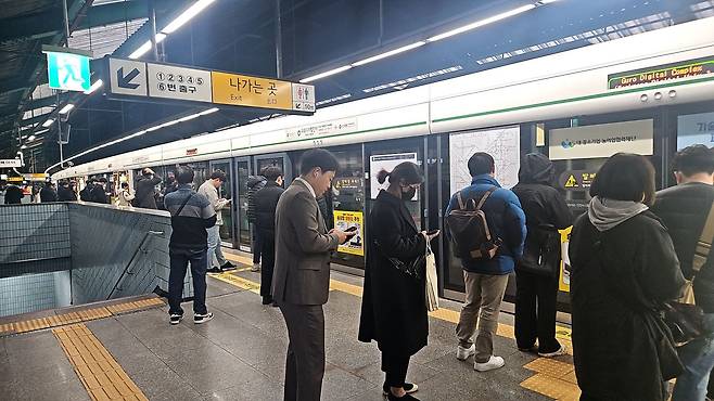 28일 오전 출근길 서울 지하철 구로디지털단지역. 서울 버스 파업으로 시민들이 버스 대신 지하철을 기다리고 있다. /김도연 기자
