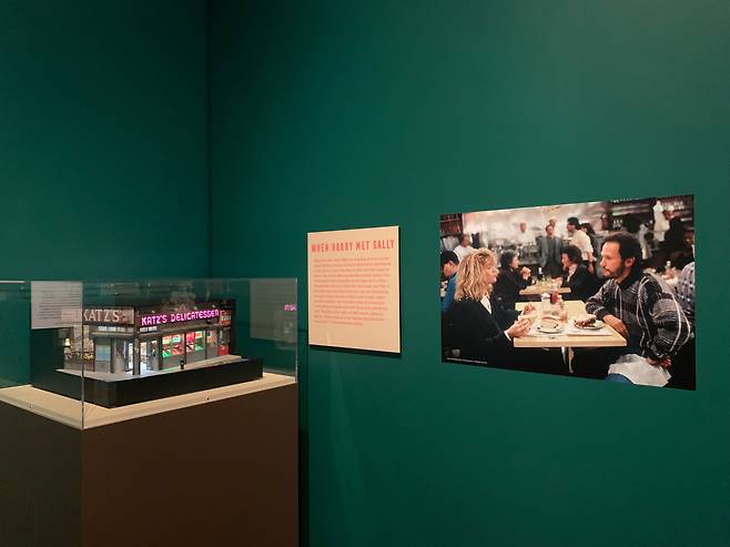 ‘뉴욕 역사 협회(New York Historical Society)’에서 열렸던 ‘유태인 델리’ 전시. ‘해리가 샐리를 만났을 때’ 영화에서 맥 라이언의 오르가즘 장면으로 유명한 ‘캐츠 델리(Katz Delicatessen)’의 모형과 사진을 전시하고 있다.