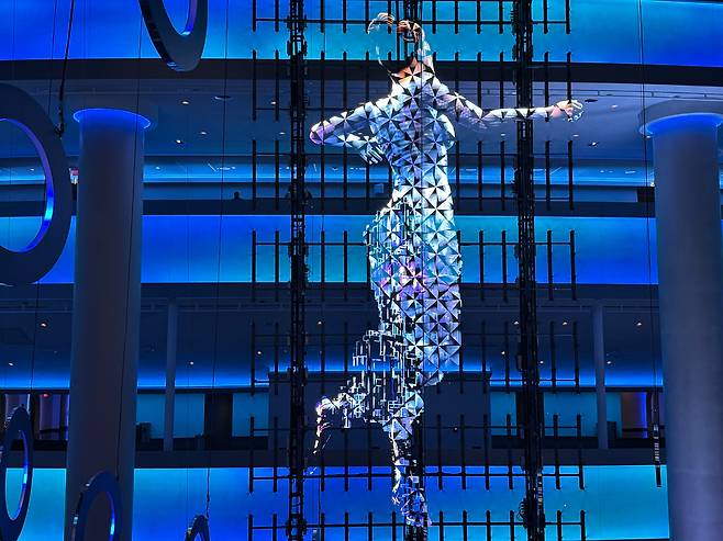 ‘스피어’ 내부의 홀로그램. 건물은 겉에서는 하나의 구형(球形)이지만 내부는 9층으로 나누어져 있다