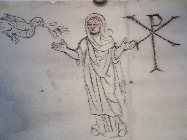 카타콤의 묘비석 중 여인과 비둘기, 4-5세기, 로마 디오클레티아누스 욕장의 국립 박물관 소장.