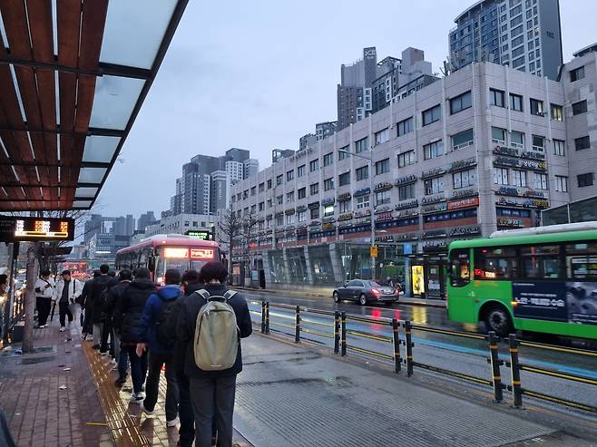 28일 오전 서울 시내버스 파업으로 고속버스터미널역에서 광역버스를 기다리는 시민들. /김양혁 기자