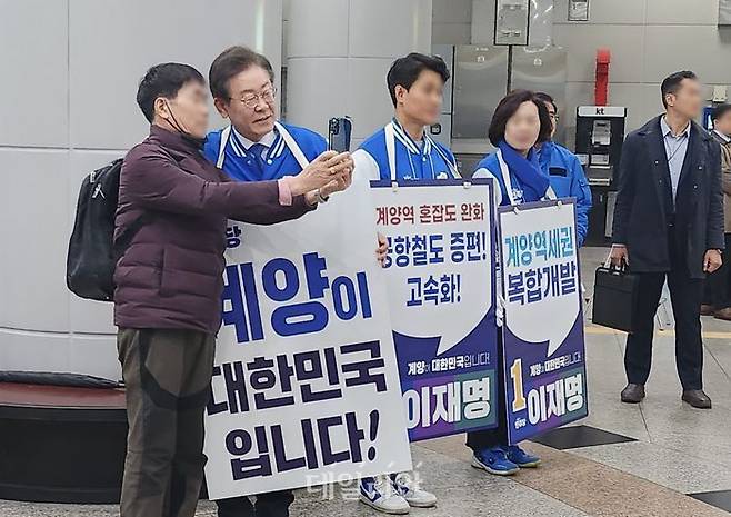 4·10 총선 인천 계양을에 출마한 이재명 더불어민주당 대표가 28일 오전 인천 계양구 계양역에서 한 남성과 사진을 찍고 있다. ⓒ데일리안 고수정 기자