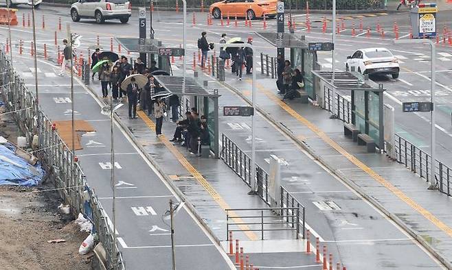 서울 시내버스 총파업이 시작된 28일 오전 중구 서울역 인근 버스 정류장에서 시민들이 버스를 기다리고 있다.ⓒ연합뉴스
