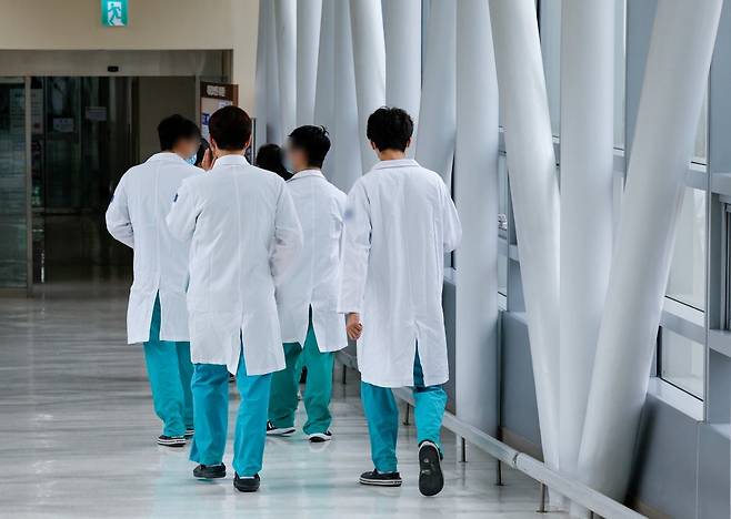 서울 시내 대학 병원에서 의료진들이 이동하고 있다. 2024.3.25. 뉴스1