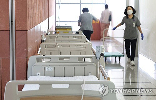 27일 오전 서울 시내 한 대형병원에서 빈 병상들이 놓여 있다. [연합뉴스]
