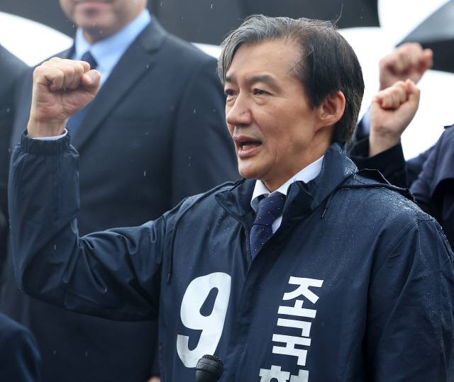 조국 조국혁신당 대표가 28일 오전 부산 해운대구 동백섬에서 열린 조국혁신당 22대 총선 출정식에서 파이팅하고 있다. 연합뉴스