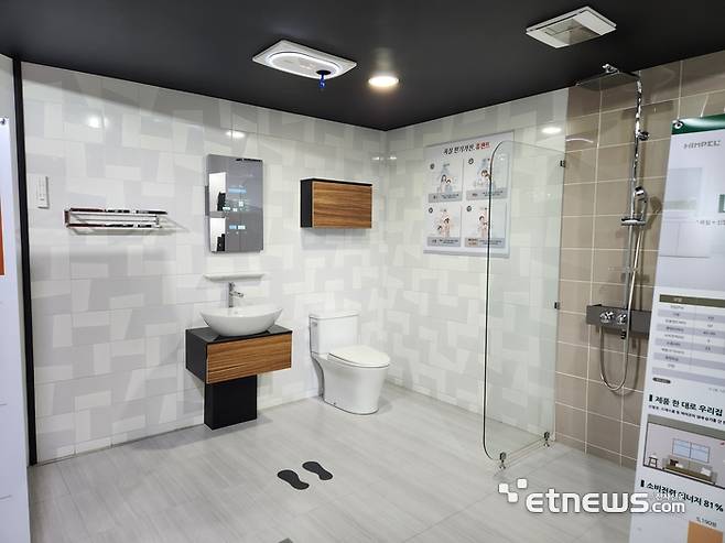 힘펠 환풍기가 욕실로 꾸며진 공간 천장에 설치돼있다. 김신영 기자