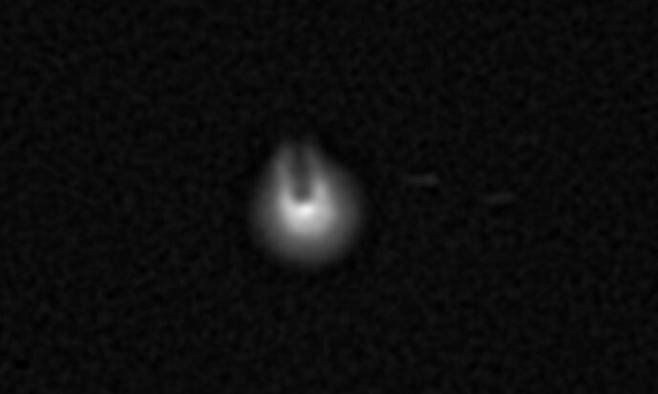 2023년 7월 폰스-브룩스 혜성의 화산 폭발 직후 61cm 망원경으로 찍은 사진. 마치 머리에 두개의 뿔이 난 듯한 형상이다. 사진 위쪽이 북쪽이다. Terry Lovejoy/skyandtelescope.org