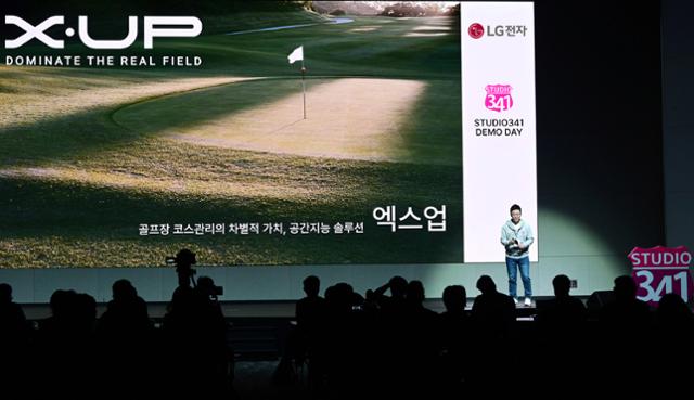 LG전자 사내벤처 '엑스업'의 이용수 대표가 20일 서울 강서구 마곡 LG사이언스파크에서 열린 '스튜디오341' 데모데이에서 골프장 코스관리 솔루션을 소개하고 있다. LG전자 제공