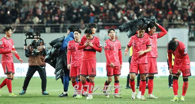 21일 오후 서울 마포구 서울월드컵경기장에서 진행된 대한민국과 태국의 2026 북중미 월드컵 아시아지역 2차 예선에서 1대 1 무승부로 경기를 마친 대표팀 선수들이 아쉬워하고 있다 상암=김민규 기자 mgkim1@edaily.co.kr /2024.03.21/