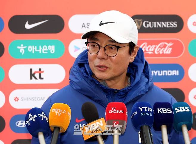 2026 북중미 월드컵 아시아지역 2차 예선 태국과의 2연전을 앞두고 소집된 대한민국 축구대표팀이 18일 오후 경기 고양시 고양종합운동장에서 훈련을 가졌다. 임시 대표팀감독을 맡은 황선홍 감독이 훈련 전 취재진과 인터뷰를 하고 있다. 한편 대표팀은 오는 21일 서울월드컵경기장에서 태국과의 예선 3차전을 갖고 22일 출국해 26일 방콕에서 4차전을 소화한다. 고양=김민규 기자 mgkim1@edaily.co.kr /2024.03.18/