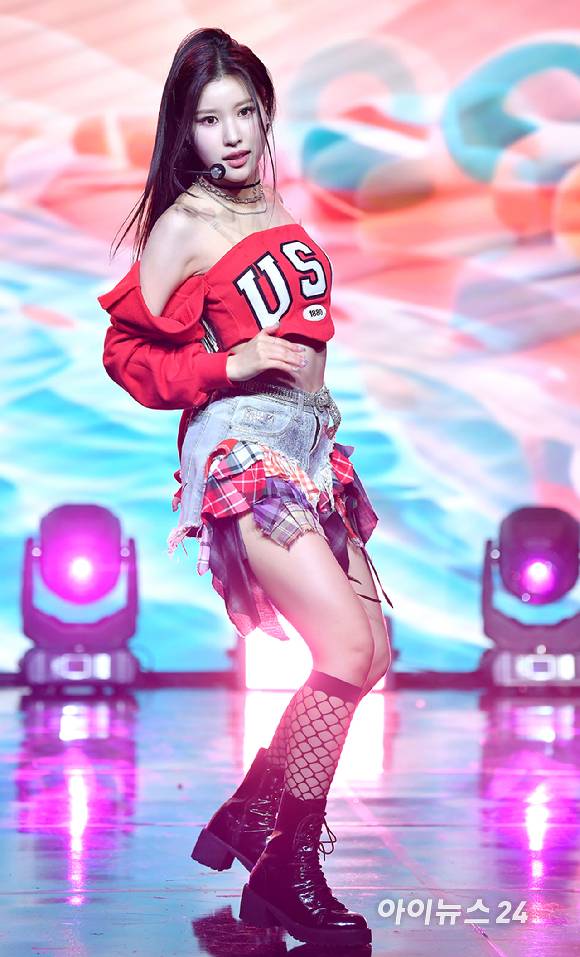 걸그룹 캔디샵 소람이 27일 오후 서울 강남구 일지아트홀에서 열린 미니 1집 'Hashtag#'(해시태그#) 발매 기념 쇼케이스에서 무대를 선보이고 있다. [사진=곽영래 기자]