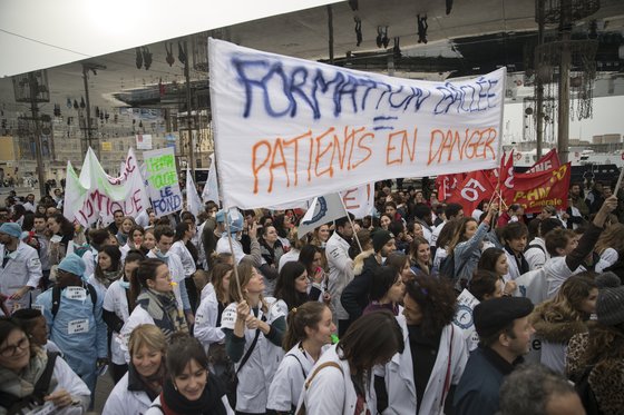 2019년 프랑스 남부 마르세유에서 의사와 간호사 등이 ‘환자들이 위험하다’는 플래카드를 들고 보건의료 인력 확충 등을 요구하며 파업 시위를 벌이고 있다. [AP=연합뉴스]