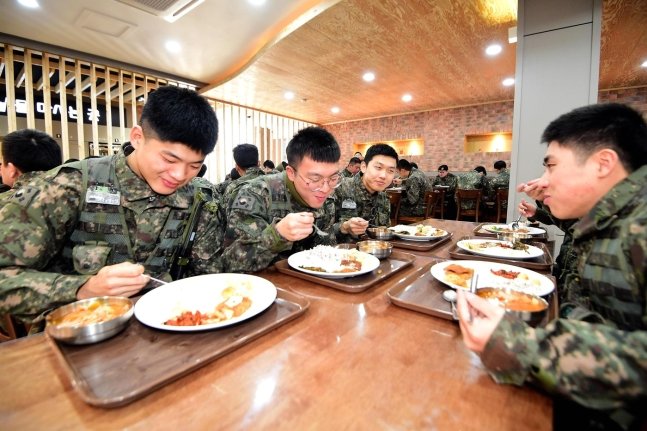 병영식당에서 식사하고 있는 장병들. 사진 국방일보