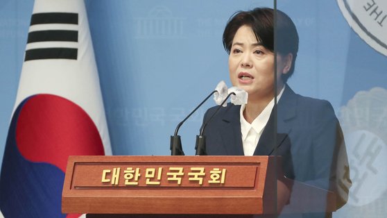 국민권익위원회 조사에서 부동산 관련 불법 의혹이 제기된 국민의힘 윤희숙 전 의원이 2021년 8월 25일 서울 여의도 국회 소통관에서 기자회견을 하고 있다. 윤 의원은 "국회의원직을 서초갑 지역구민과 국민들께 돌려드리겠다"며 의원직 사퇴하고 "이 시간부로 대선후보 경선을 향한 여정을 멈추겠다"며 대선 경선 후보직도 사퇴하겠다고 밝혔다. 김경록 기자