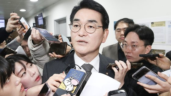 박용진 더불어민주당 의원이 20일 오전 서울 여의도 국회 소통관에서 긴급 기자회견을 마치고 이동하며 취재진의 질문에 답하고 있다. 이날 박 의원은 현역 의원 하위 10%에 속했다는 통보를 받았다면서 “오늘의 이 과하지욕을 견디고 반드시 살아남겠다”고 밝혔다.뉴스1