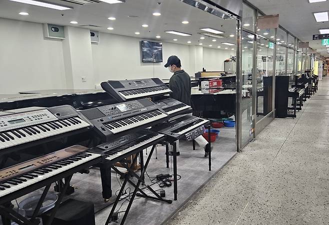 26일 오후 3시 서울 종로구 낙원상가 모습. 3월은 피아노 등 악기 업계 '대목'이다.  김동주 기자