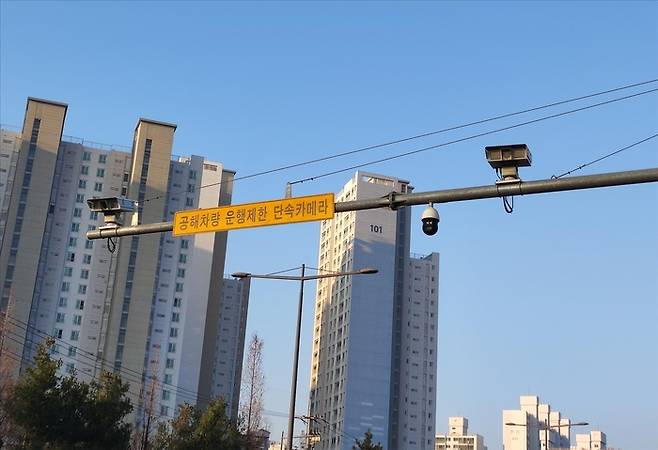 인천에 설치된 공해차량  운행제한 단속카메라. 인천시 제공