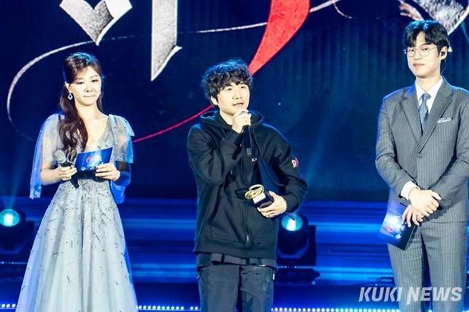 지난 2023 게임대상 시상식에서 ‘P의 거짓’으로 대상을 수상한 최지원 네오위즈 라운드8 스튜디오 총괄 디렉터. 쿠키뉴스 자료사진